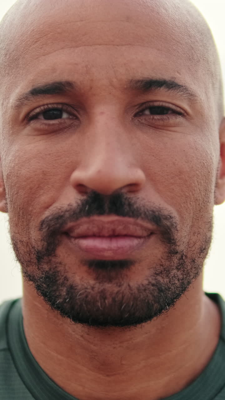Ritratto ravvicinato di un uomo calvo con la barba che guarda in camera