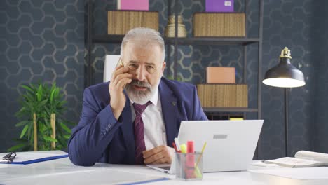 un hombre de negocios estresado hablando por teléfono.
