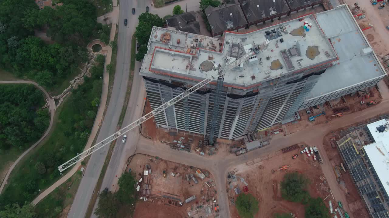 antena sobre edificio en construcción en houston, texas