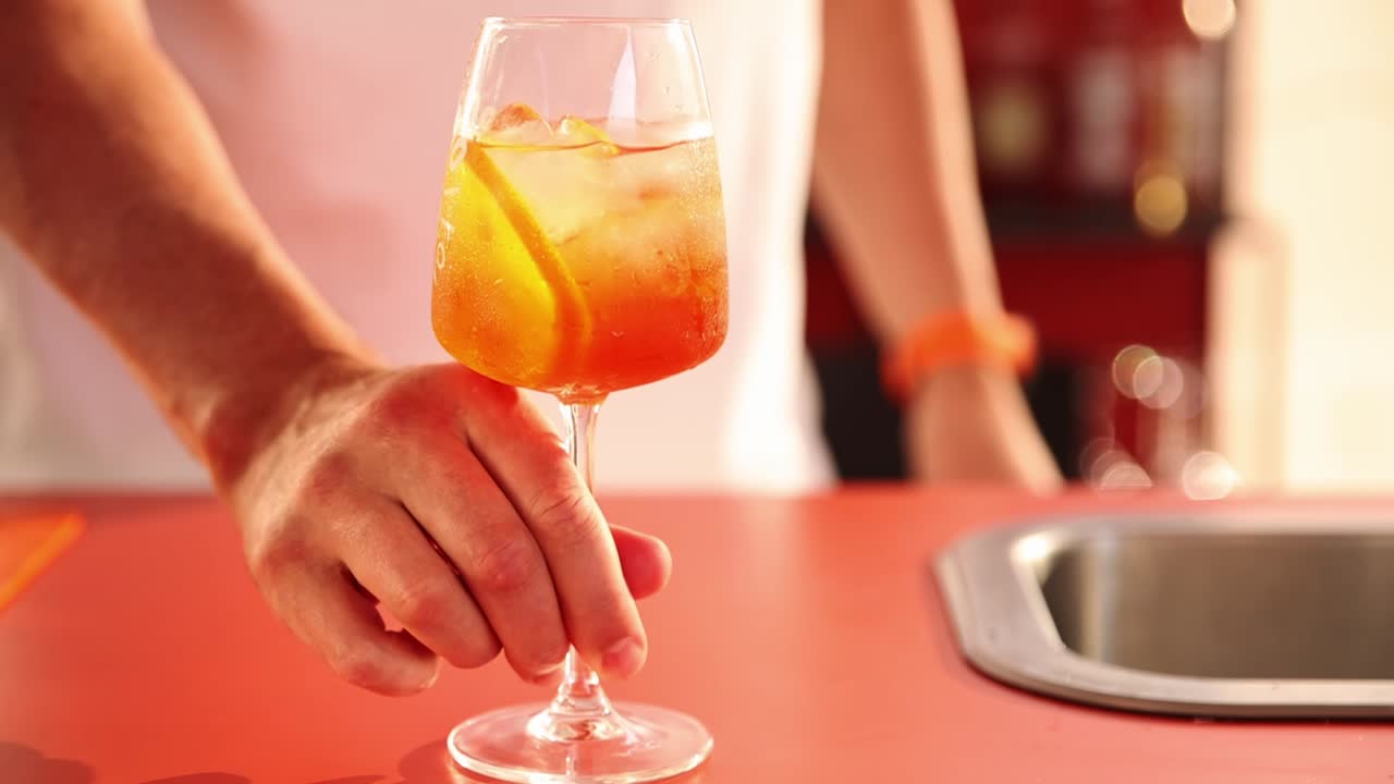 Barkeeper serviert Aperol Spritz