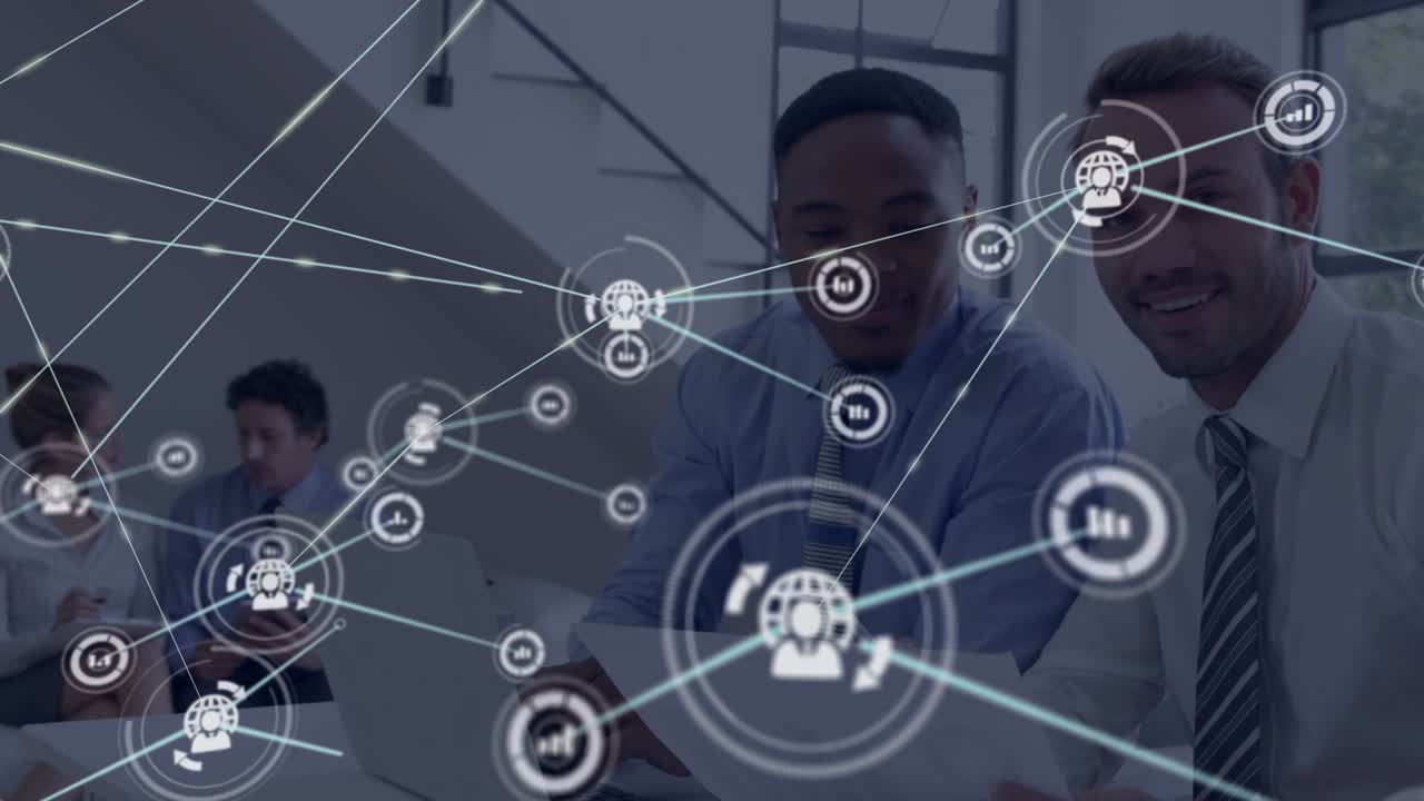 To mænd peger på bærbar computer og papir, bærbar computers input starter en voksende netværksoverlejring til forretning.