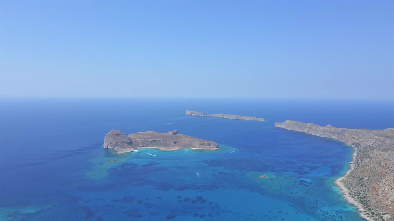 Spettacolare ripresa aerea con drone in rotazione ad alta quota che cattura una vista completa a 360 gradi della laguna di Balos, delle isole di Gramvousa e della penisola rocciosa a Creta, Grecia. Maestoso paesaggio selvaggio, di giorno
