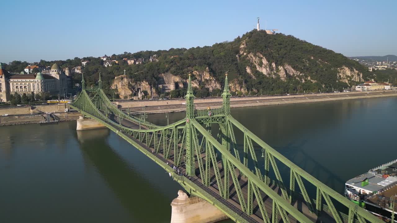 drone en órbita disparado sobre el puente de la libertad en un día típico en la capital húngara