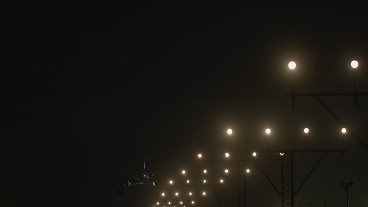 avión aterrizando en la noche