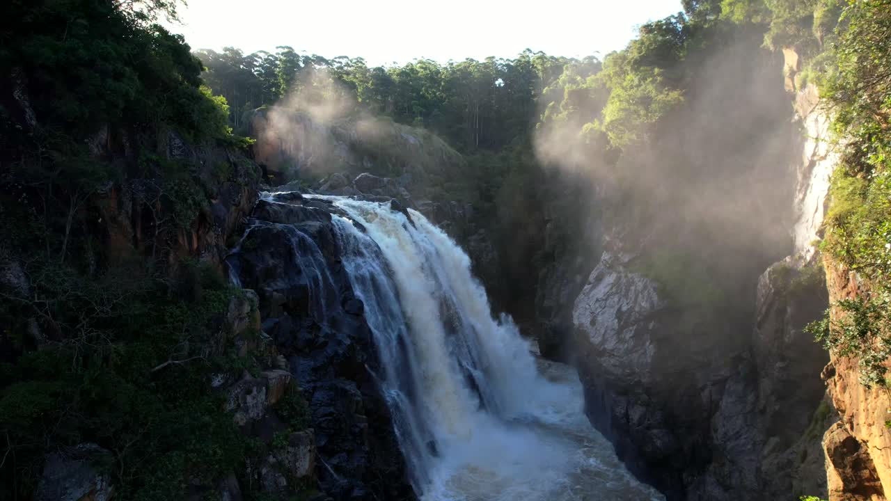 drone volando cerca de una cascada en un hermoso bosque en eswatini o swazilandia