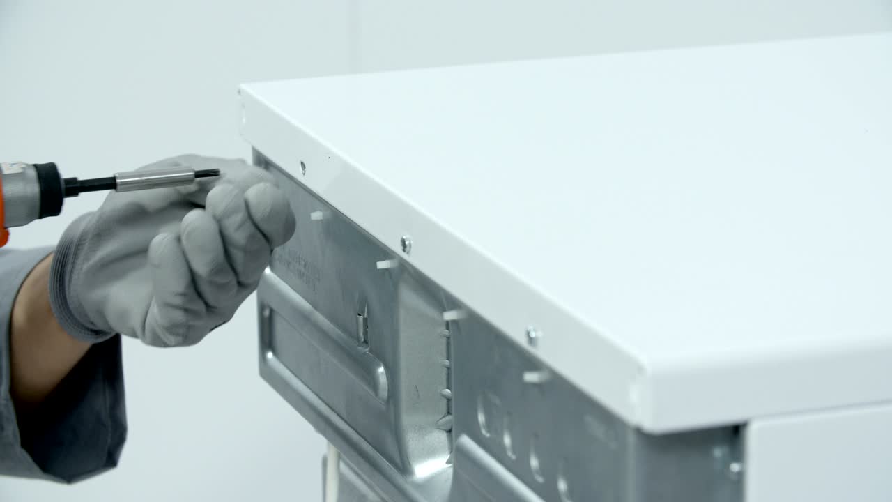 tornillos de desenroscamiento que sujetan la tabla superior de la lavadora