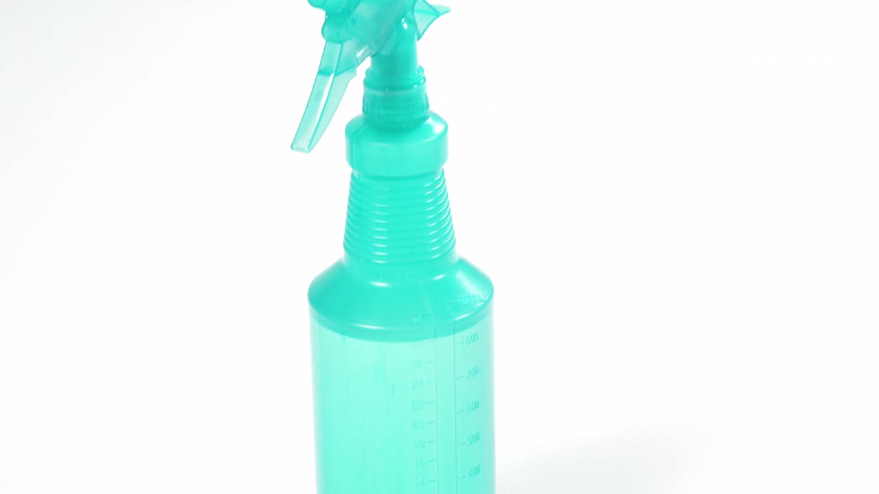 esponja de limpieza y frasco de pulverización