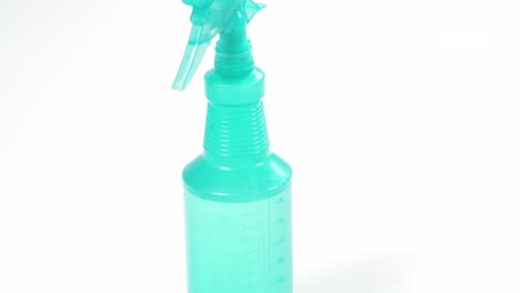 Cleaning-sponge-and-spray-bottle