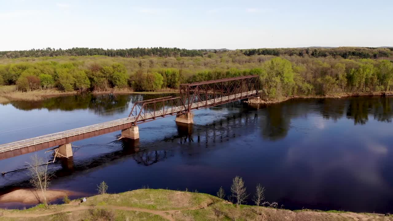 Veduta aerea di un ponte ferroviario su un fiume