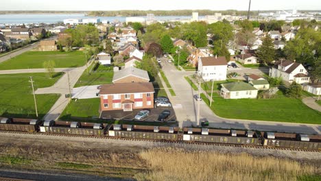 Tren-De-Carga-Pesada-Que-Pasa-Por-El-Distrito-De-Vida-Pacífica-De-La-Ciudad-De-Wyandotte-En-Michigan,-Vista-Aérea