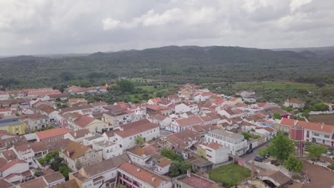 Drohnenaufnahme-Von-Grandola,-Einer-Kleinen-Stadt-In-Portugal