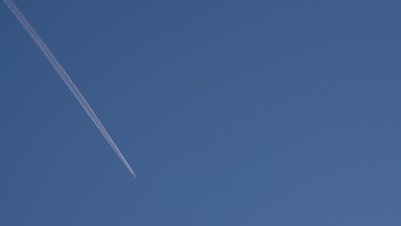 은 파란 하늘을 향해 높은 고도에서 비행하는 비행기