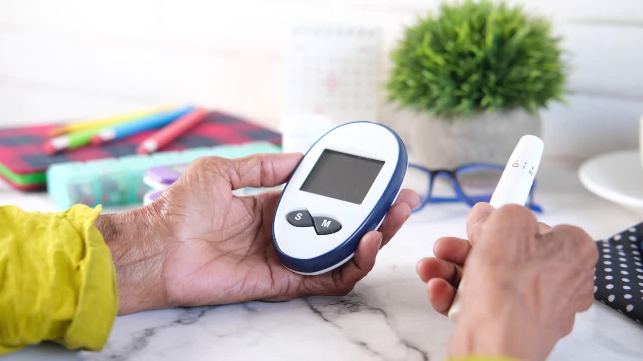 혈당 수치를 확인하는 것