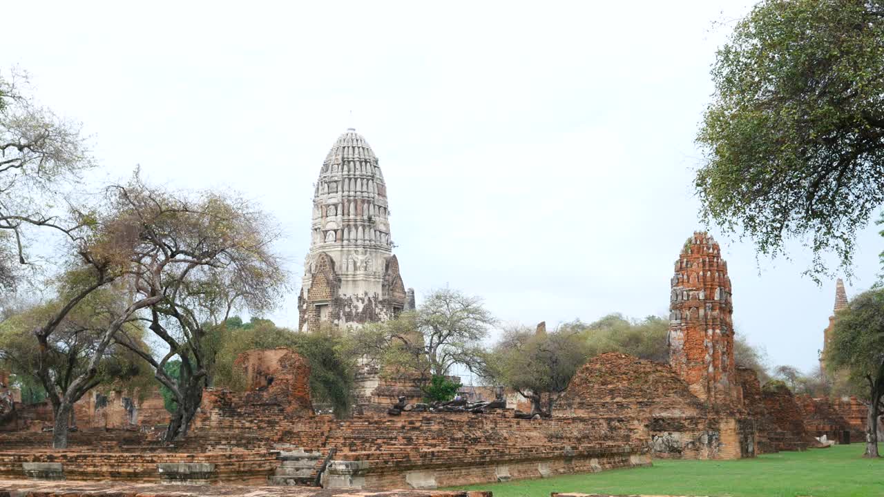 ruinas del antiguo templo budista de wat ratchaburana (wat rat burana). ayutthaya, tailandia