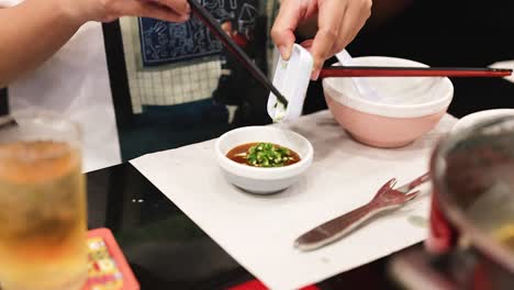 añadir ingredientes a un plato de salsa