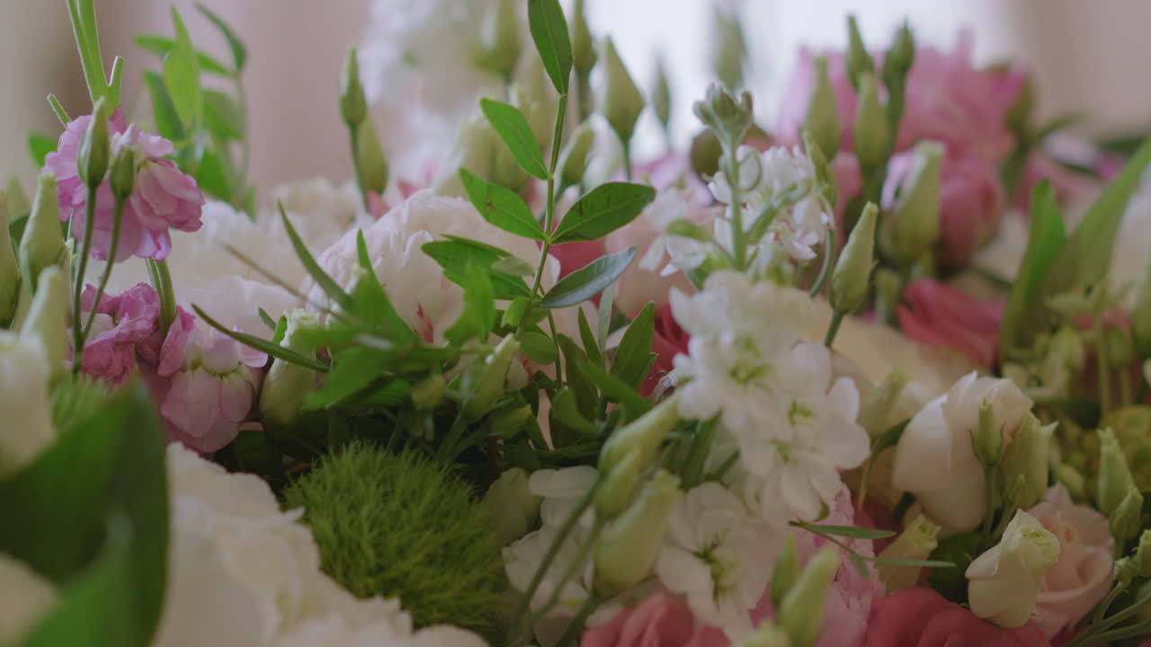 место проведения свадебного торжества с декором из белых цветов 2