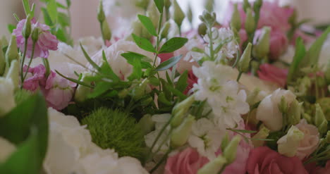 lugar de recepción de bodas con decoración de flores blancas 2