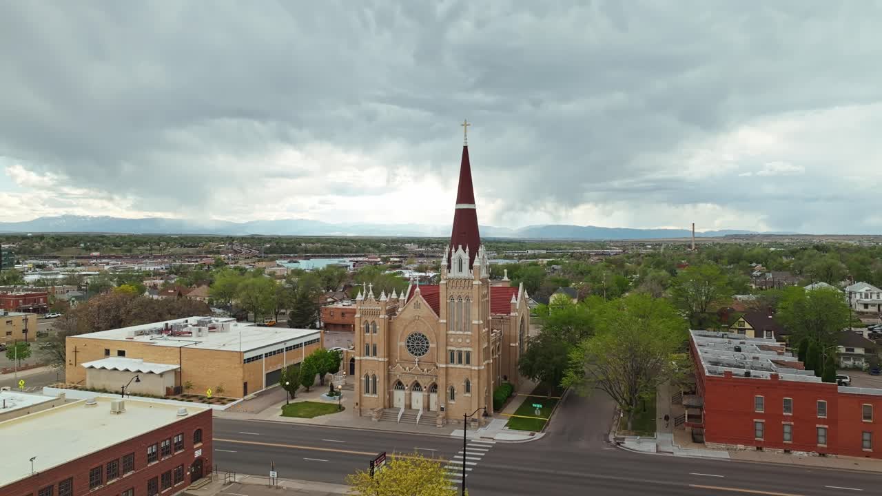 도시 에 있는 교회 의 공중 에서 볼 수 있는 모습