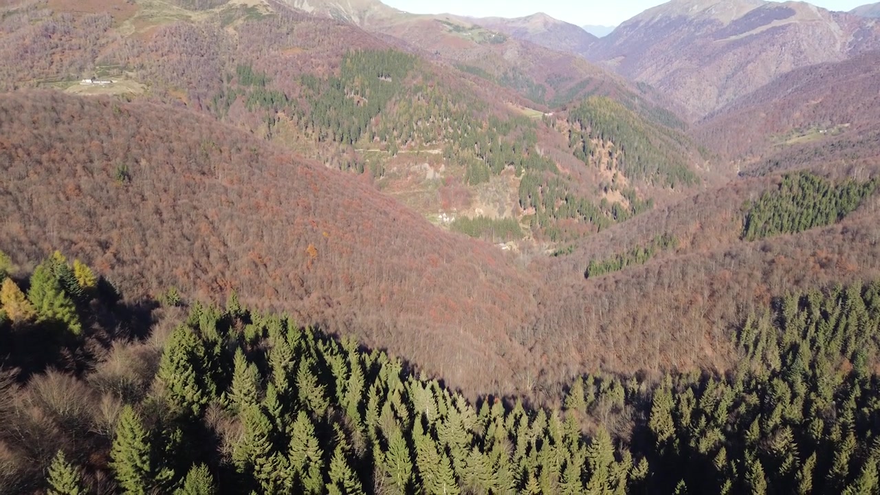 In montagna il silenzio è perfetto e questa volta il drone cattura le sensazioni dell'autunno e il cambiamento dei colori che mi fanno sentire in un film.