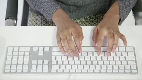 Vista-superior-de-Lady-Typing-en-el-teclado