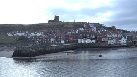 Whitby,-North-York-Moors,-Amanecer-En-El-Puerto,-Barcos---4k-Prores-422hq,-Bmpcc-Clip-2