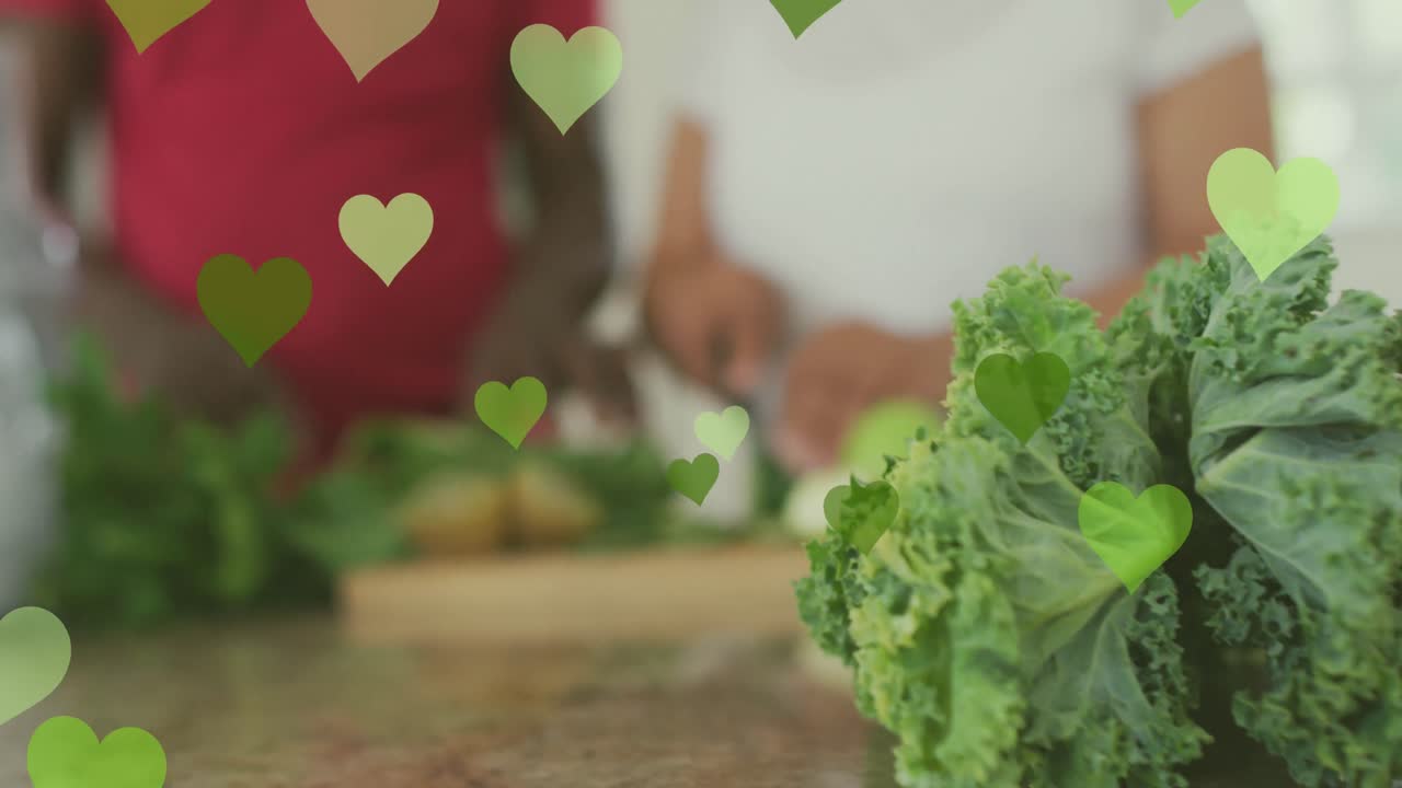 animación de corazones sobre la cocina de una pareja afroamericana de alto nivel