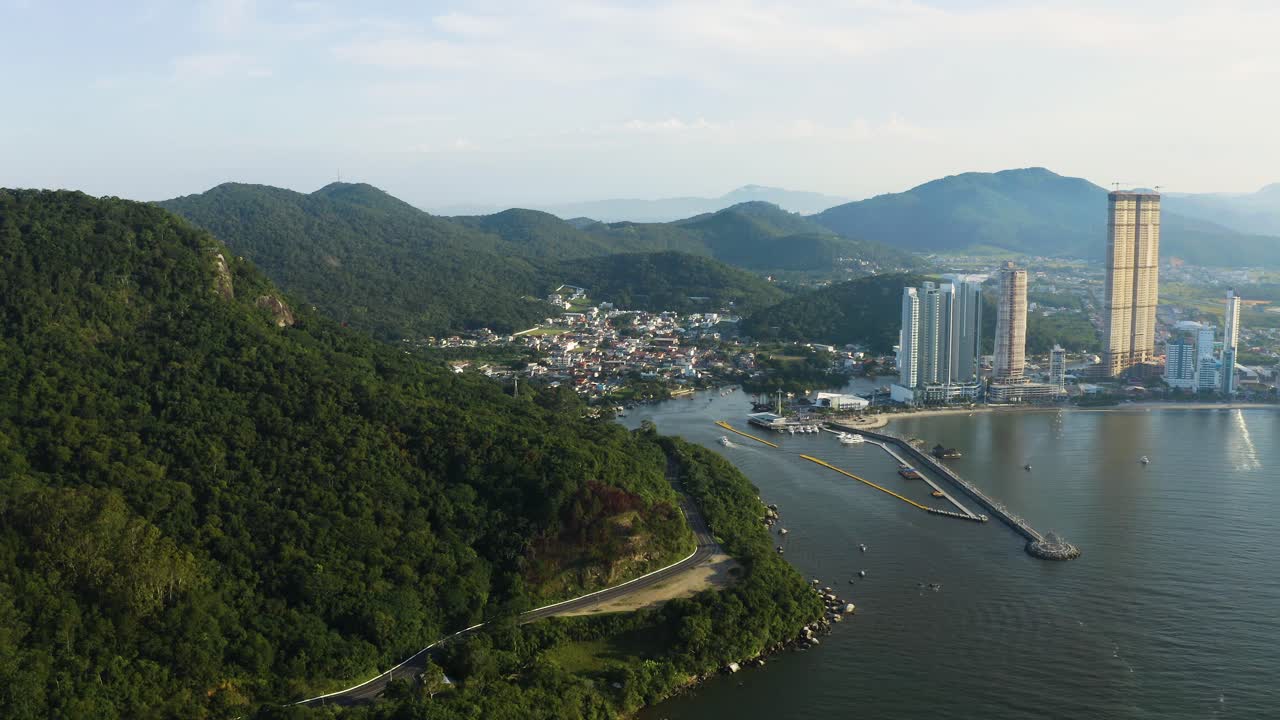 vista de drones acercándose a la montaña de la selva desde la carretera interpraias en balneario camboriu, santa catarina, brasil