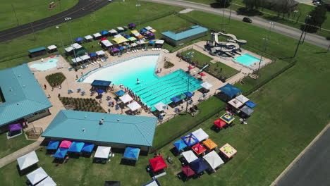 Family-Aquatic-Center-Schwimmclub-In-Der-Stadt-Siloam-Springs,-Arkansas,-Vereinigte-Staaten