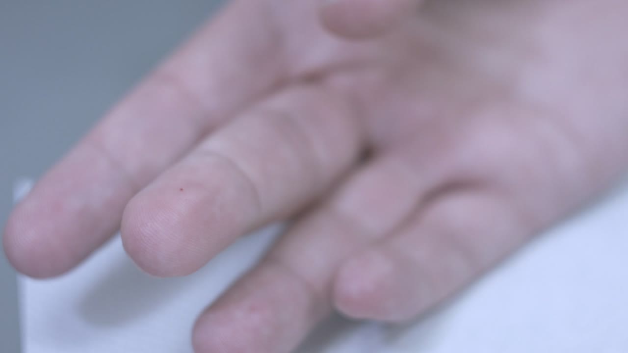 анализ крови пальцев. анализ образца крови. анализ крови.