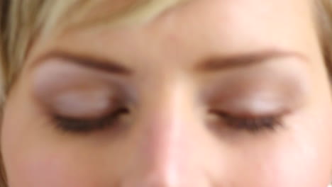 Closeup-of-a-woman-testing-her-vision