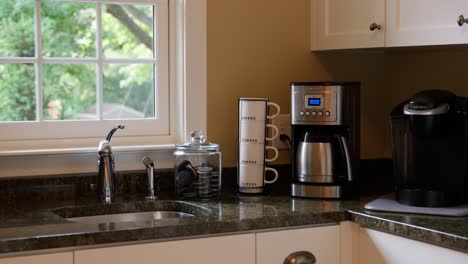 Toma-Reveladora-De-Una-Estación-De-Café-En-La-Cocina-De-Una-Casa.