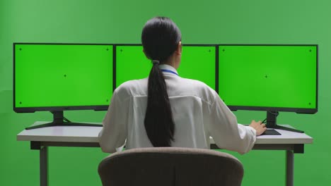 persona que trabaja en varios monitores