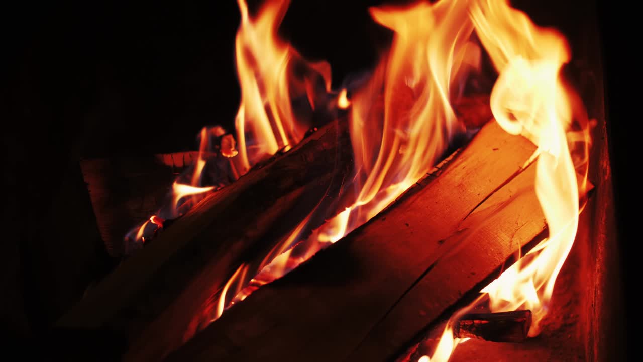 불타는 연료 나무의 클로즈업 영상