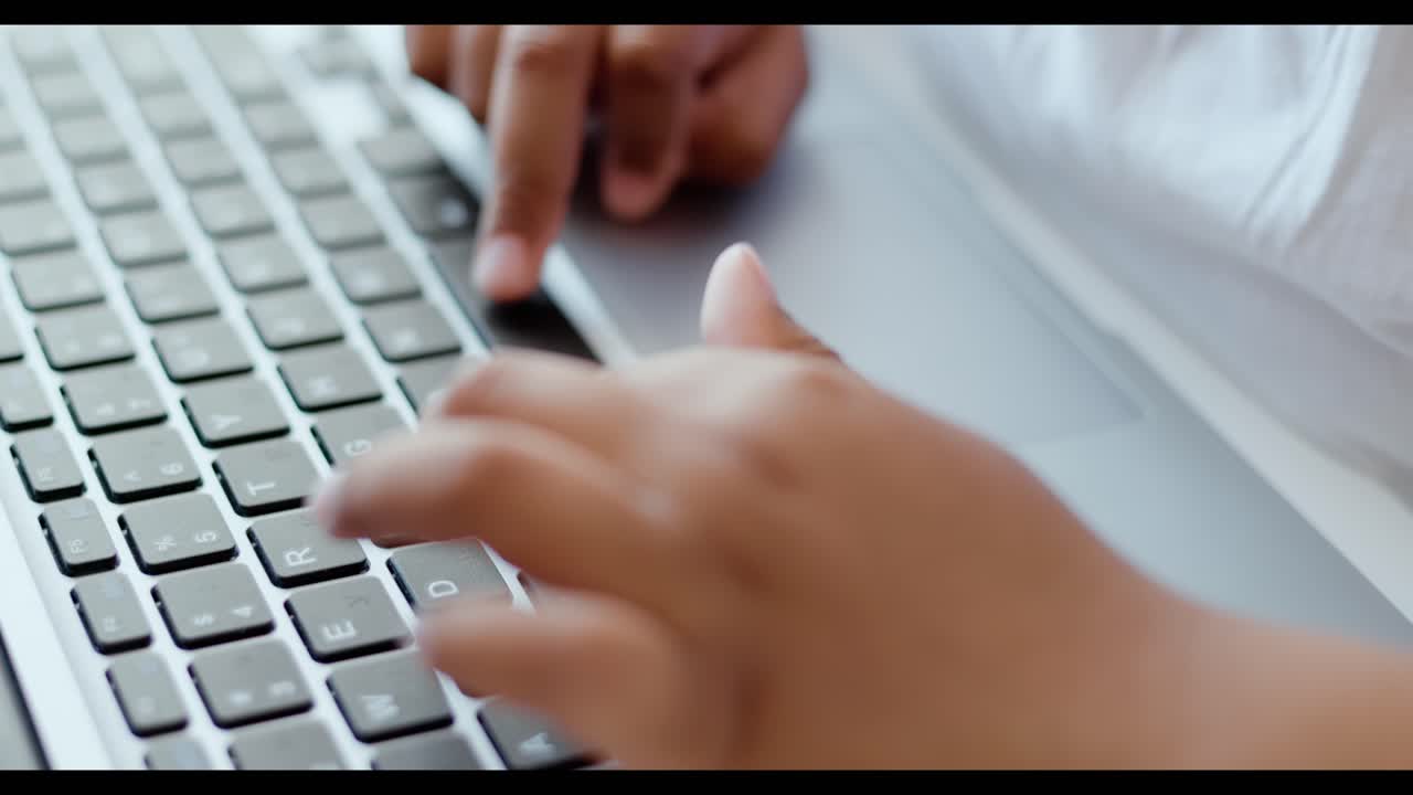 niño escribiendo en una computadora portátil