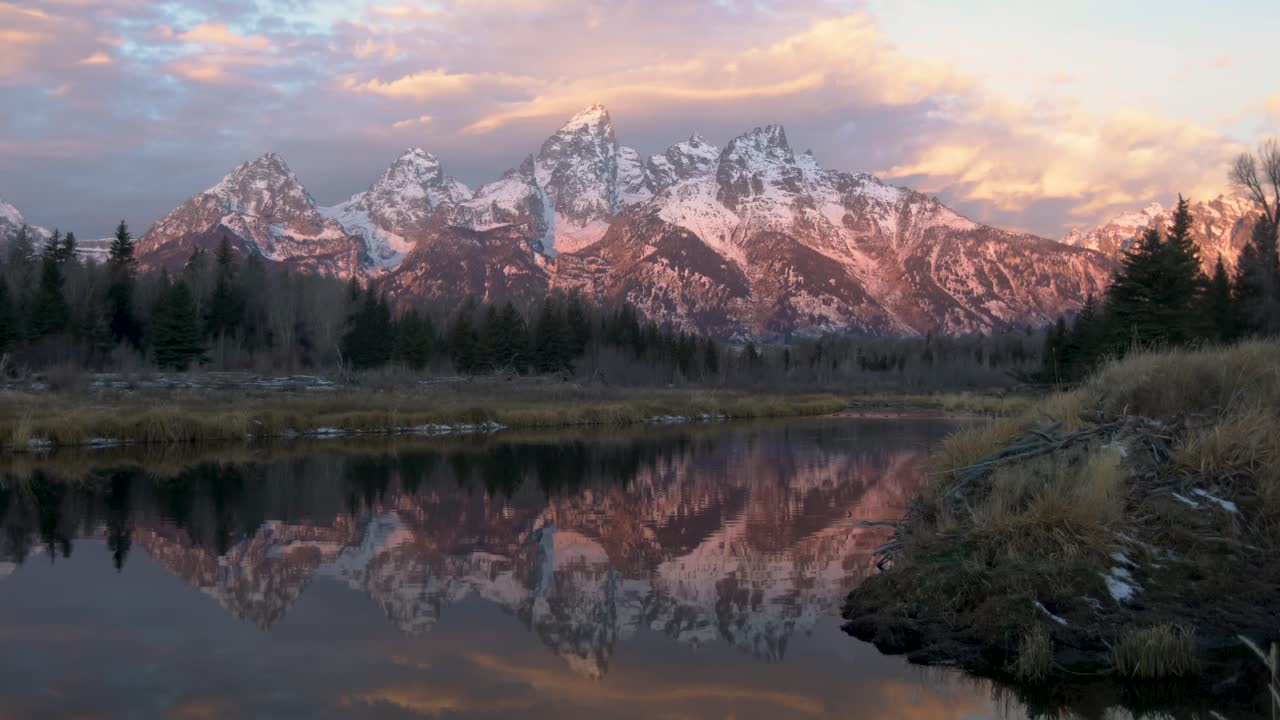 solopgangens morgenrefleksioner med bløde bølger ved schwabacher landing nær grand teton national park