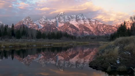 reflejos de la mañana del amanecer con ondas suaves en el aterrizaje de schwabacher cerca del parque nacional grand teton