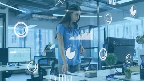analizando gráficos y gráficos de datos, mujer de negocios en la oficina con animación digital