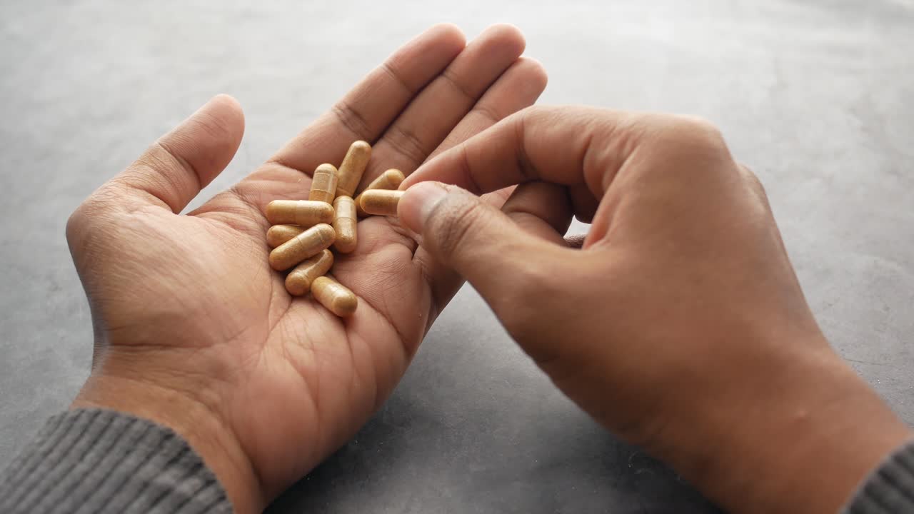 남자들은 약초  ⁇ 을 손으로 뽑습니다.