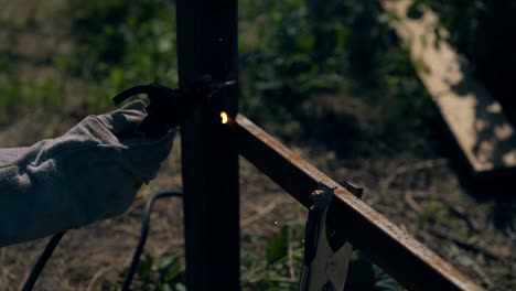 el reparador de primer plano utiliza equipos para soldar el cadáver de la valla