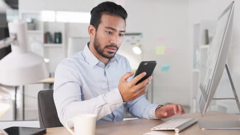 Un-Joven-Empresario-Copiando-Datos-De-Su-Teléfono-A