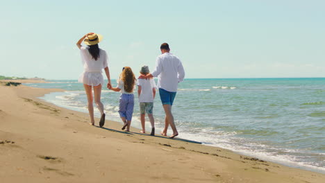 familia disfrutando de un día en la playa