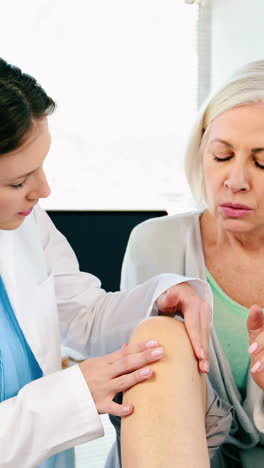 doctora examinando a un paciente