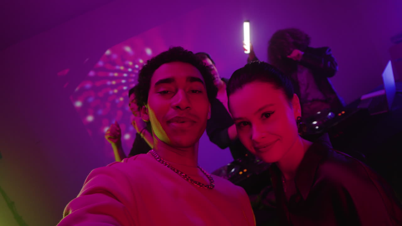 amigos tomando fotos de sí mismos