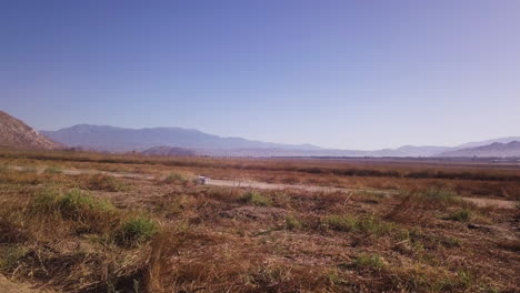 el dron despegó del desierto por el polvoriento camino después de entregar la comida para los animales salvajes.