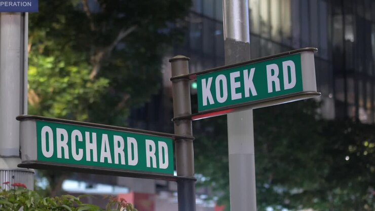 Cartello dell'incrocio di Orchard Road e Koek Road di notte