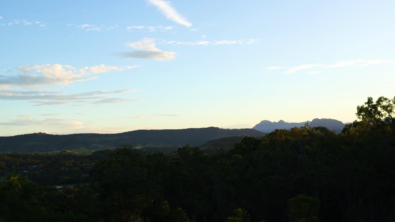 산의 실루 뒤에 있는 해가 지는 모습