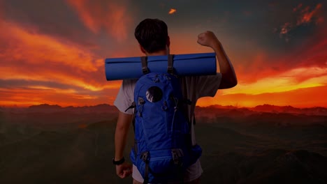 senderista feliz en la cumbre del atardecer