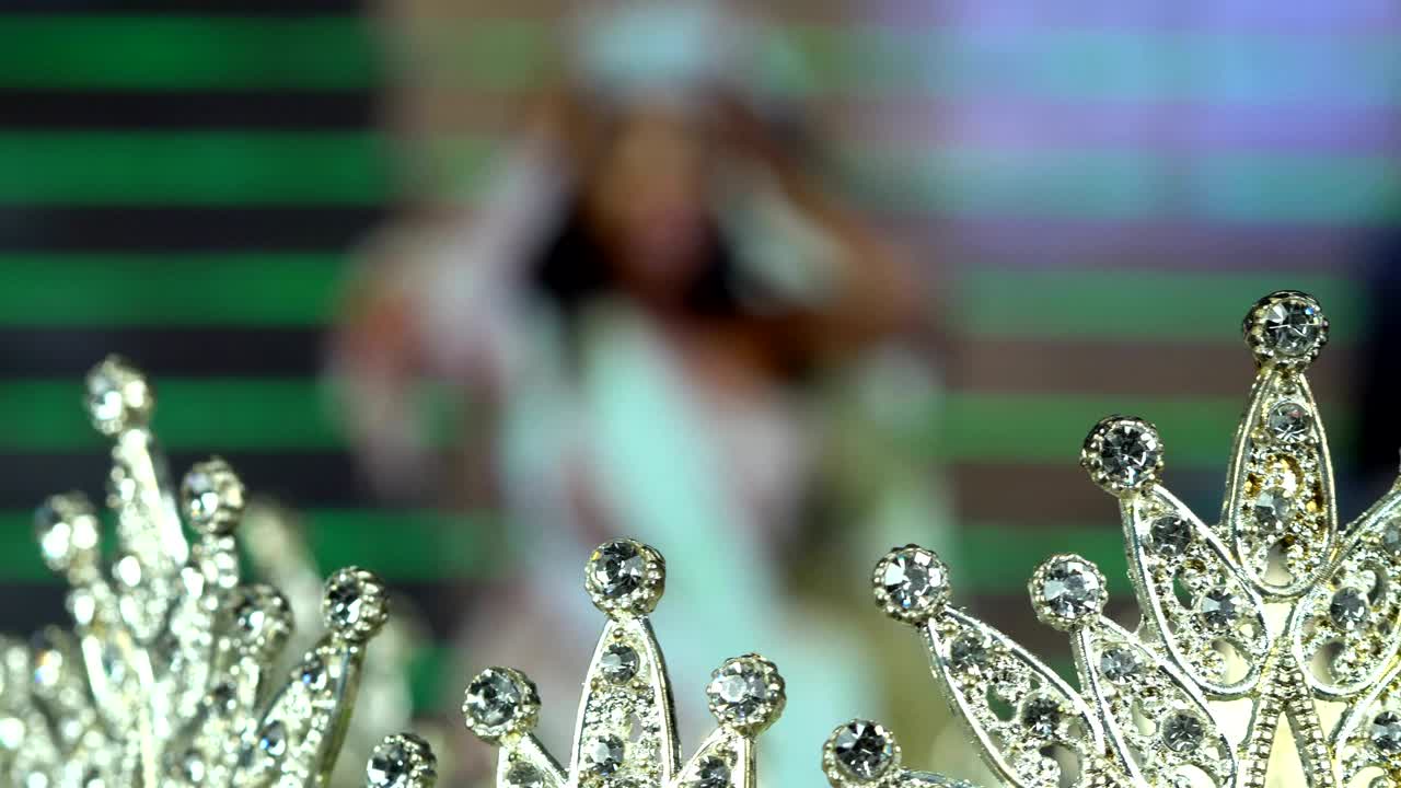 la corona de diamantes y plata del concurso de belleza