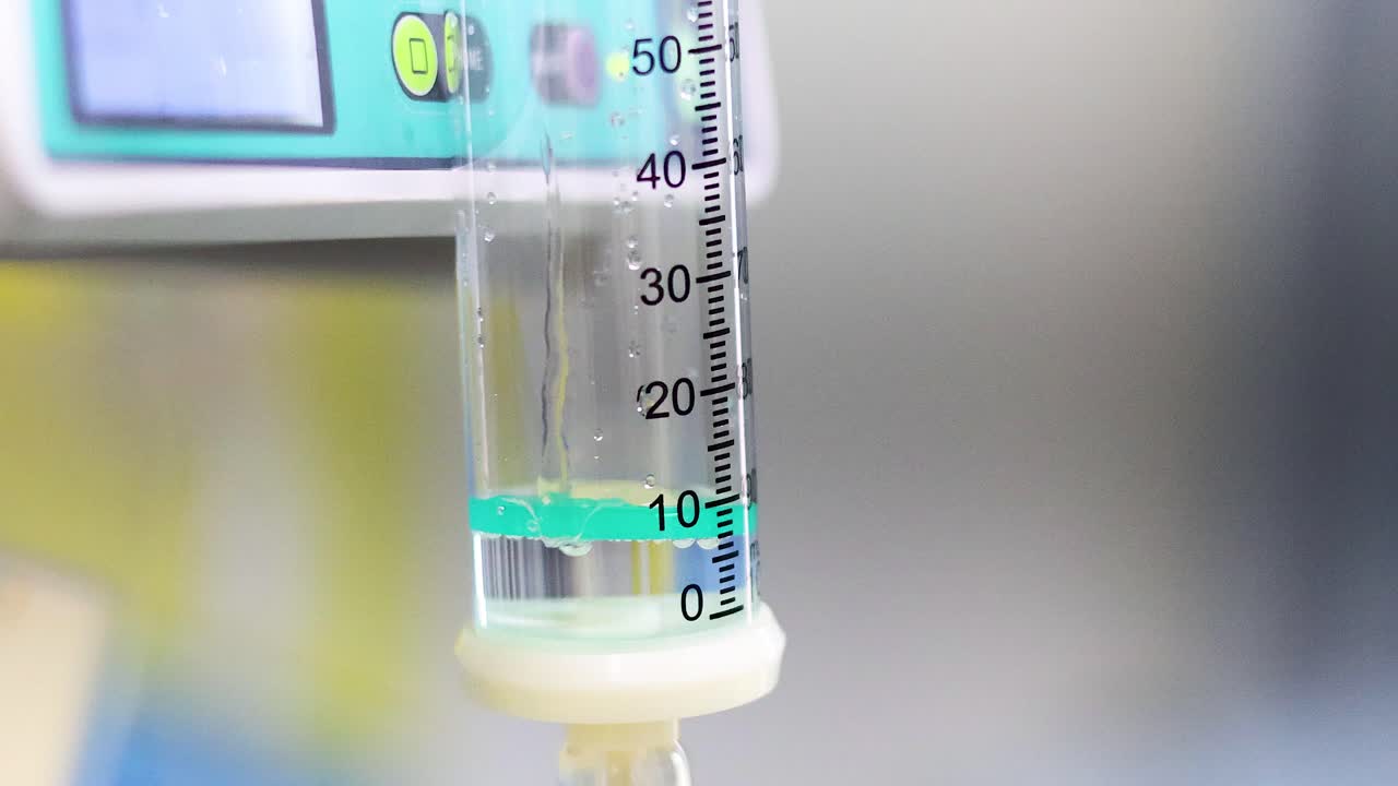 solución salina goteando en un entorno médico