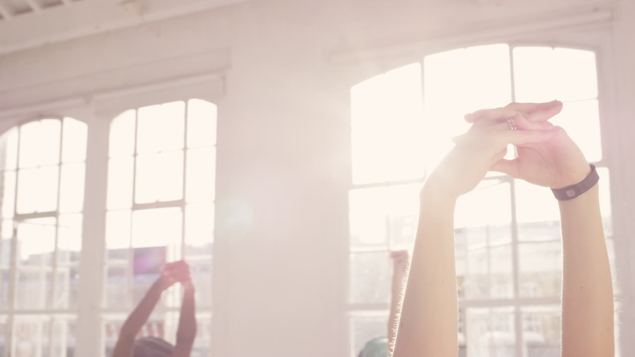 요가 수업 여러 인종의 여성 그룹 피트니스 운동 건강한 라이프 스타일